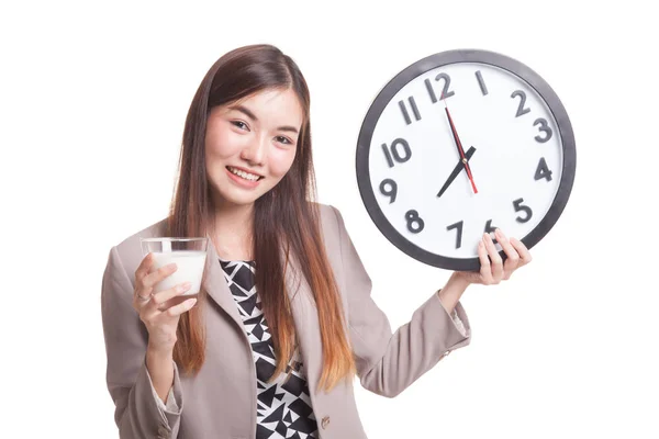 Saludable mujer asiática bebiendo vaso de leche celebrar reloj . — Foto de Stock