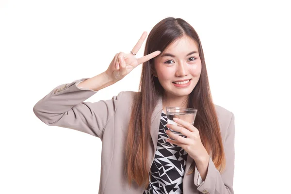 Fiatal ázsiai nő Térkép győzelem jele egy pohár ivóvíz wat — Stock Fotó