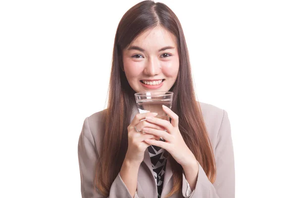 Junge asiatische Frau mit einem Glas Trinkwasser. — Stockfoto