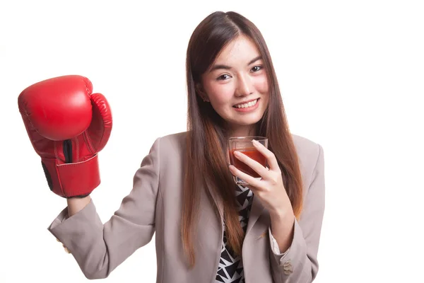 Ung asiatisk kvinna med tomatjuice och boxning handske. — Stockfoto