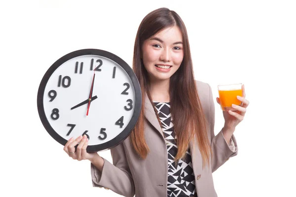 Asiatisk kvinna med en klocka drink apelsin juice. — Stockfoto