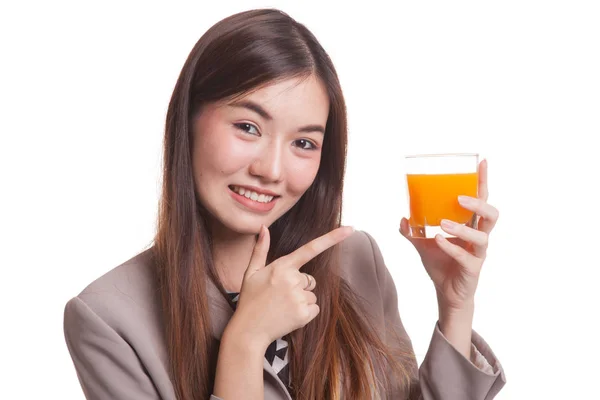 Junge Asiatin zeigt auf Orangensaft. — Stockfoto