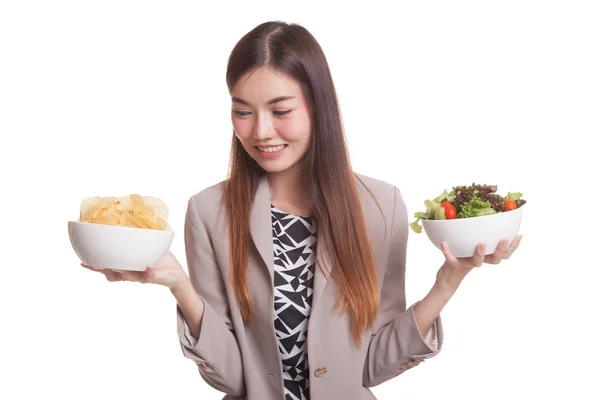 Patates kızartması ve salata ile genç Asyalı kadın. — Stok fotoğraf