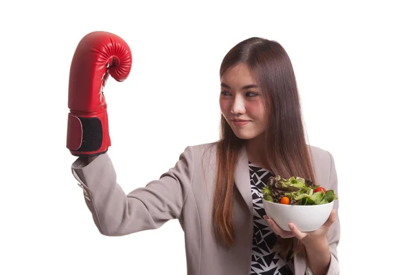 Молодая азиатка в боксёрской перчатке и салате . — стоковое фото