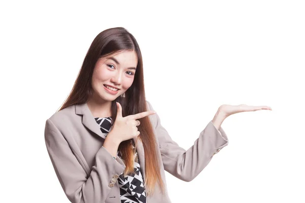 Mooie jonge Aziatische vrouw punt naar de palm van de hand. — Stockfoto