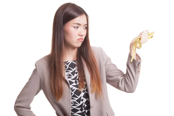 Ongelukkige jonge Aziatische vrouw met meetlint. — Stockfoto