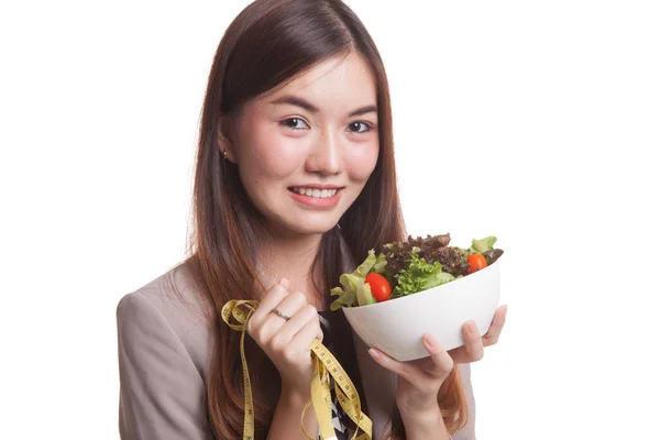 Ölçme bant ve salata ile sağlıklı Asyalı kadın. — Stok fotoğraf