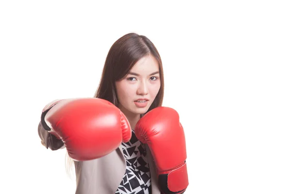 Jeune femme asiatique avec des gants de boxe rouge. — Photo