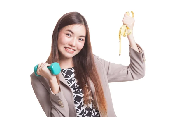 Saludable mujer asiática con mancuernas y cinta métrica . — Foto de Stock