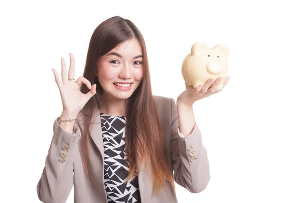 Aziatische vrouw show Ok met varken munt bank. — Stockfoto