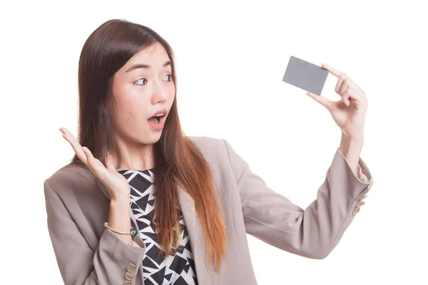 Ung asiatisk kvinna nöjd med tomt kort. — Stockfoto