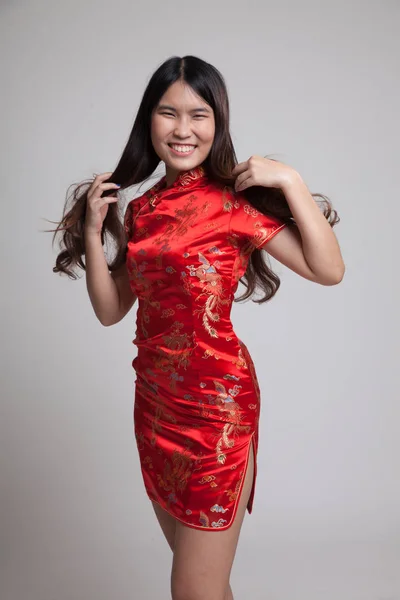 Gadis Asia dengan gaun cheongsam Cina — Stok Foto