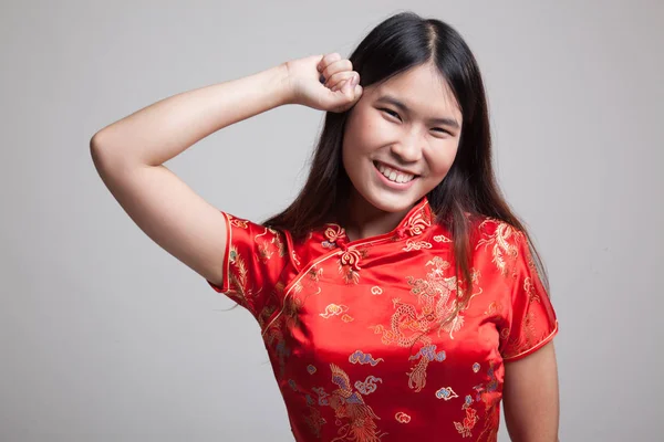 Asijská dívka v čínských cheongsam šaty — Stock fotografie
