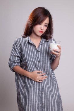 Bir bardak süt içme Asyalı kadın mide ağrısı var.