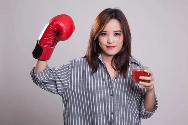 Joven mujer asiática con jugo de tomate y guante de boxeo . —  Fotos de Stock