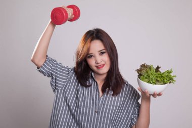 Dambıl ve salata ile sağlıklı Asyalı kadın.