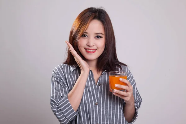 Happy Young Asian woman drink orange juice. — Stock Photo, Image