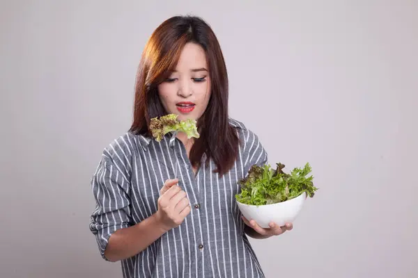 Donna asiatica sana con insalata . — Foto Stock