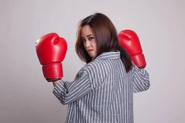 Молодая азиатка в красных боксёрских перчатках . — стоковое фото