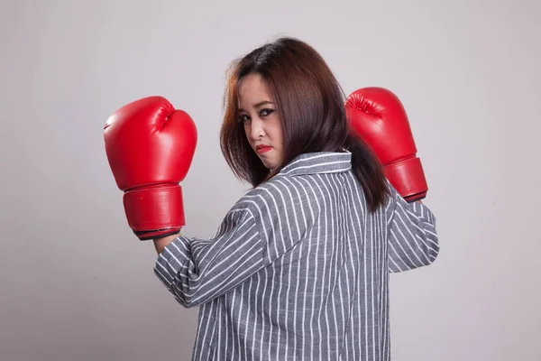 Junge Asiatin mit roten Boxhandschuhen. — Stockfoto