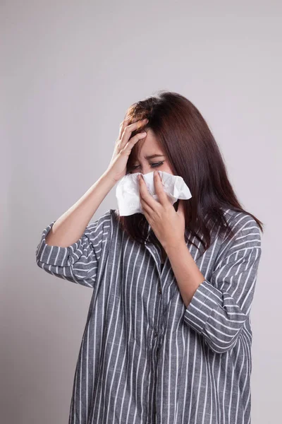 Junge Asiatin erkrankte an Grippe. — Stockfoto