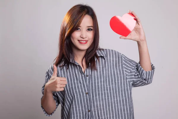 Ásia mulher polegares até com vermelho coração . — Fotografia de Stock