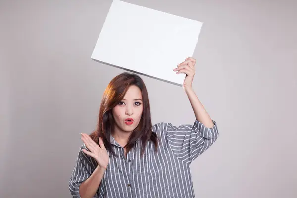 Ung asiatisk kvinna överraskning med vit blank skylt. — Stockfoto
