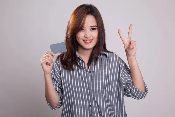 Young Asian woman show Victory with a blank card. — Stock Photo, Image