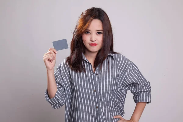 Jovem mulher asiática com um cartão em branco . — Fotografia de Stock