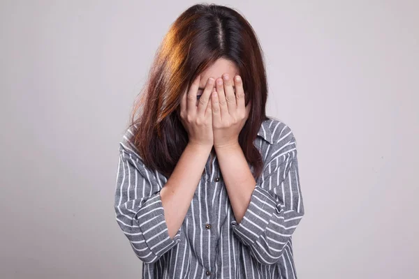 Triste joven asiática llorando con la palma de la mano. —  Fotos de Stock