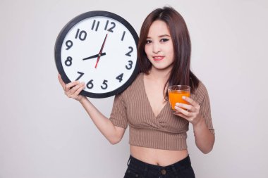 Asyalı kadın saati içki portakal suyu ile.