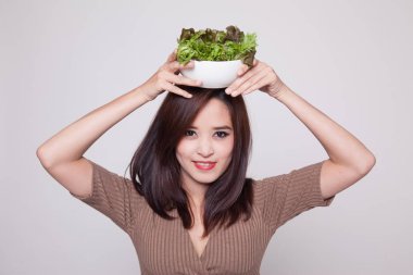 Salata sağlıklı Asyalı kadın.