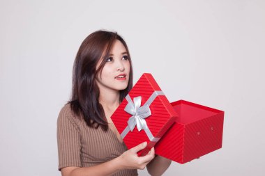 Genç Asyalı kadın açık bir hediye kutusu.