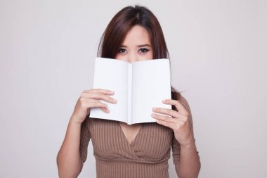 Kitaplı genç Asyalı kadın..