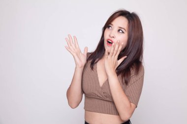 Güzel genç Asyalı kadın şok ve arama.