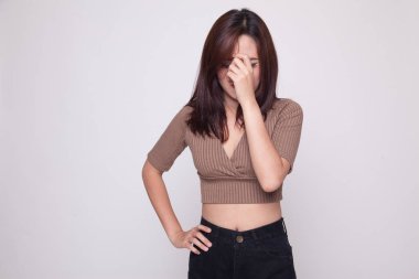 Genç Asyalı kadın hasta ve baş ağrısı var.