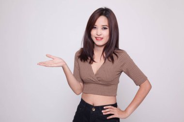 Genç Asyalı kadın eliyle mevcut.