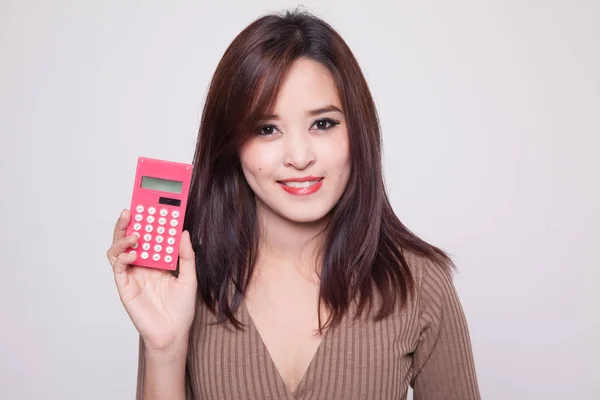 Mulher asiática sorriso com calculadora . — Fotografia de Stock