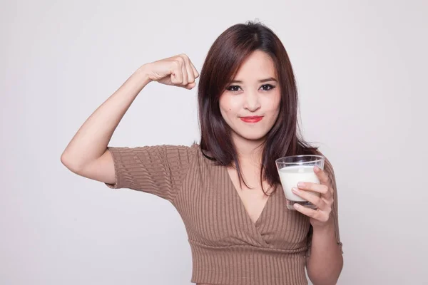 Gesunde asiatische Frau trinkt ein Glas Milch. — Stockfoto