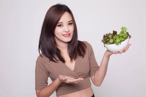 Friska asiatisk kvinna med sallad. — Stockfoto