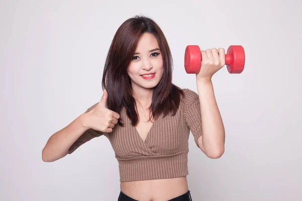 Saludable mujer asiática pulgares arriba con mancuernas . — Foto de Stock