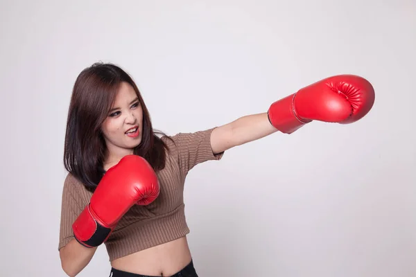 Jonge Aziatische vrouw met rode bokshandschoenen. — Stockfoto