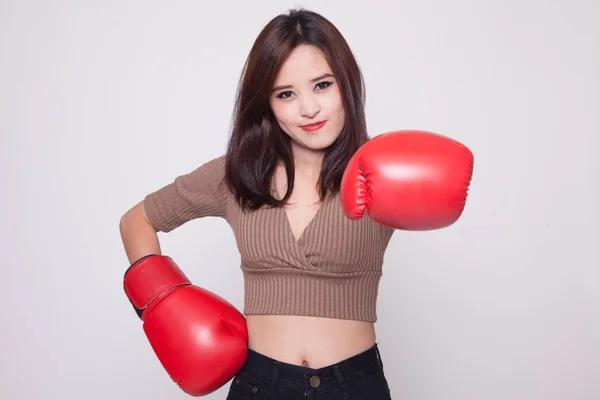 Joven mujer asiática con guantes de boxeo rojos . — Foto de Stock