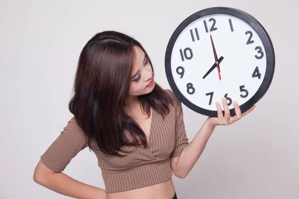 Jeune femme asiatique avec une horloge. — Photo