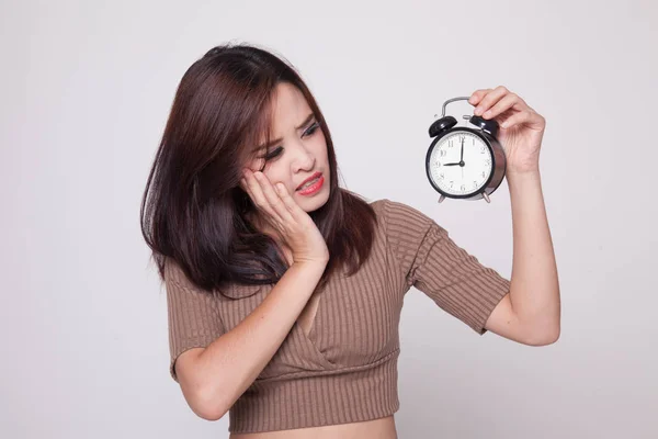 Young Asian woman is stressed with a clock. — Stock Photo, Image