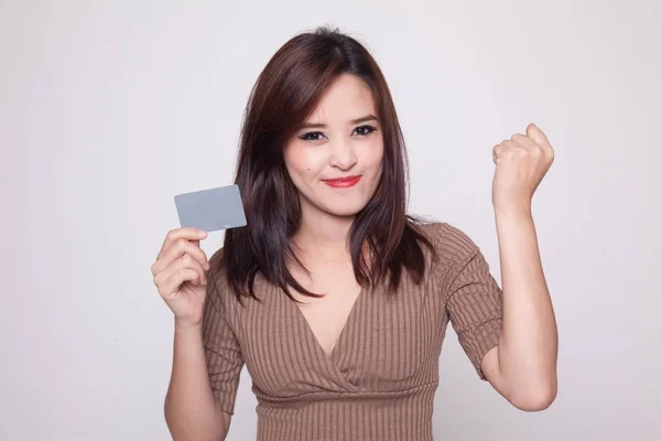 ブランク カードで若いアジア女性の拳ポンプ. — ストック写真