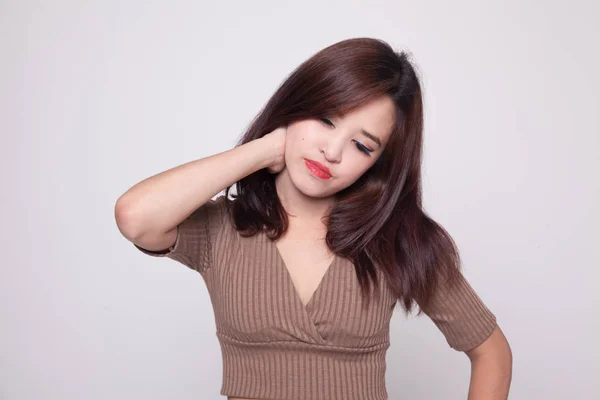 Genç Asyalı kadın boyun ağrısı var. — Stok fotoğraf