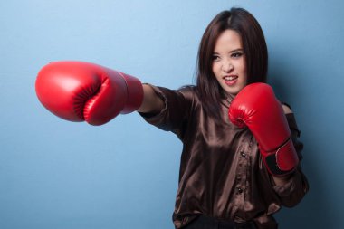 Genç Asyalı kadın kırmızı boks eldivenli.