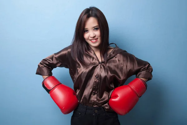 Ung asiatisk kvinde med røde boksehandsker. - Stock-foto