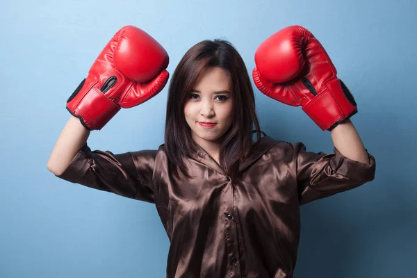 Jovem mulher asiática com luvas de boxe vermelho . — Fotografia de Stock